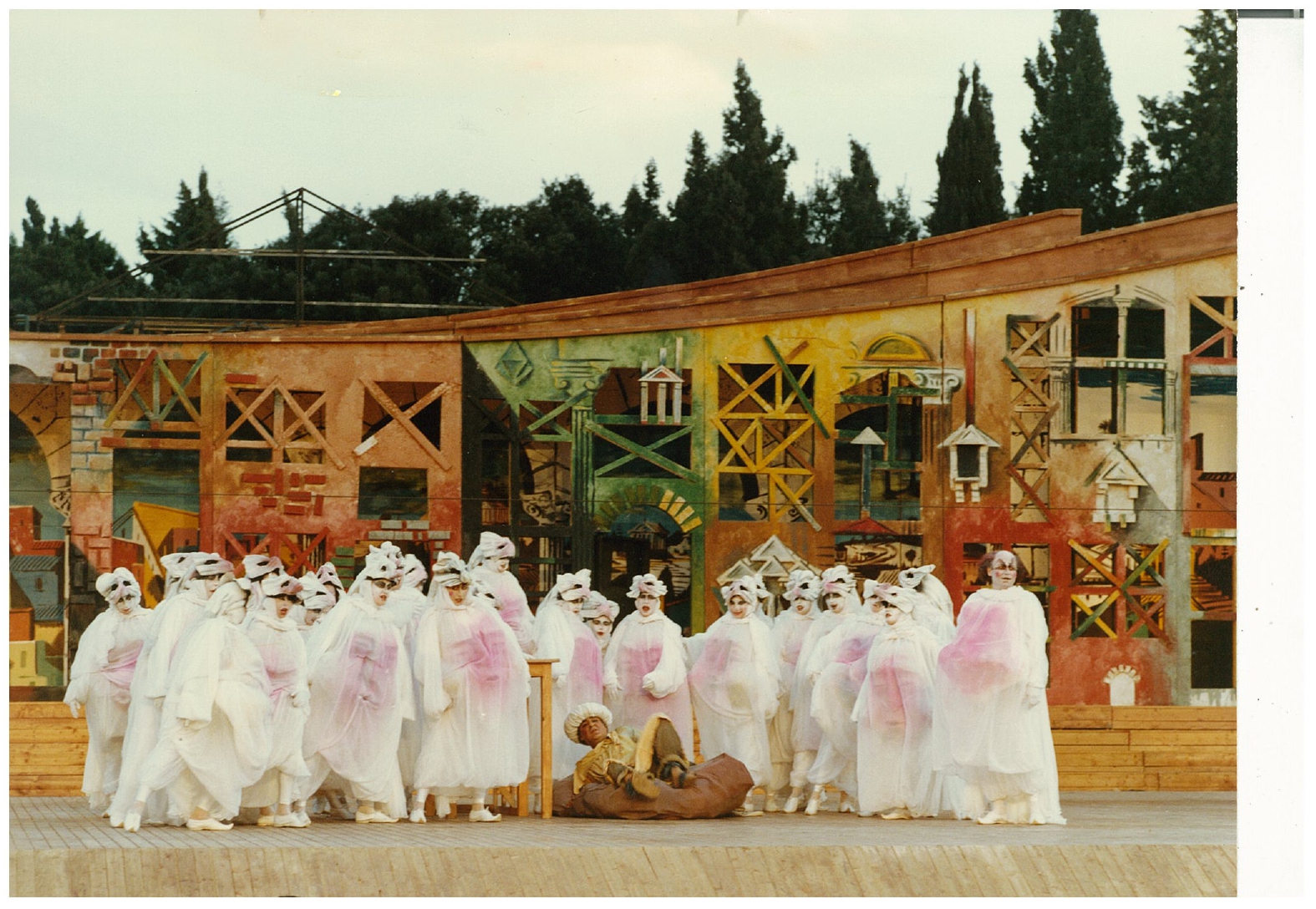 Un viaggio nel coro nelle rappresentazioni classiche al Teatro Greco