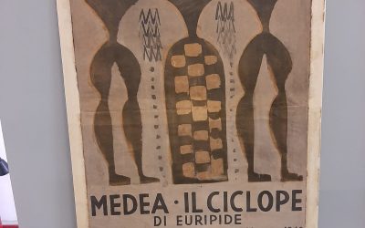 La Fondazione INDA espone il manifesto di Mario Sironi alla mostra “Chi è di scena!” a Ostia antica