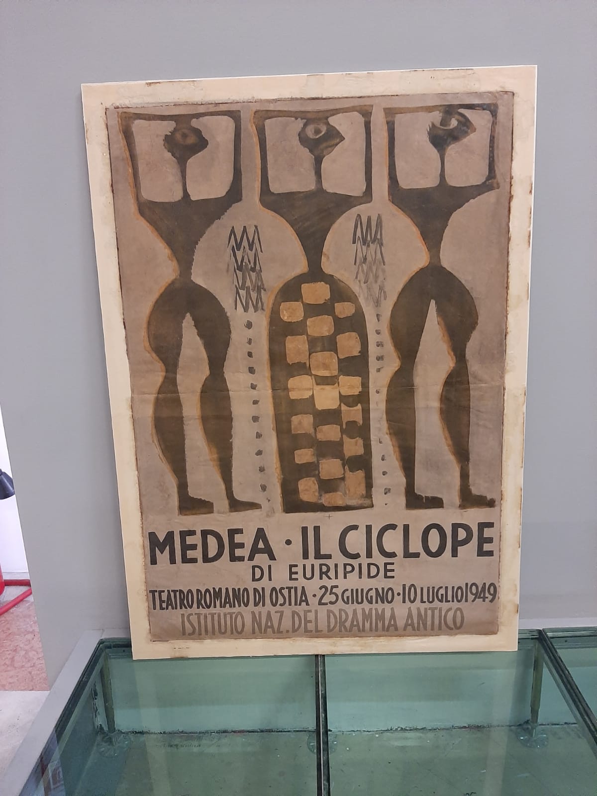 La Fondazione INDA espone il manifesto di Mario Sironi alla mostra “Chi è di scena!” a Ostia antica