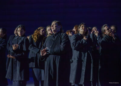 Elena Polic Greco (corifea) con il coro_foto Ballarino