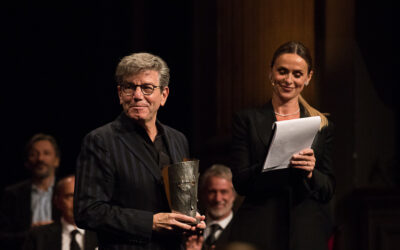 Antigone diretta da Robert Carsen vince il Premio Le Maschere del teatro come Miglior spettacolo di prosa 2026